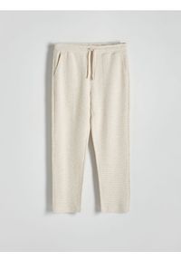Reserved - Spodnie ze strukturalnej dzianiny - beżowy. Kolor: beżowy. Materiał: dzianina #1