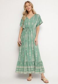 Born2be - Zielona Sukienka Rozkloszowana z Wiskozą w Boho Wzór z Falbaną Turaline. Typ kołnierza: kołnierz z falbankami. Kolor: zielony. Materiał: wiskoza. Sezon: lato. Typ sukienki: rozkloszowane. Styl: boho #6