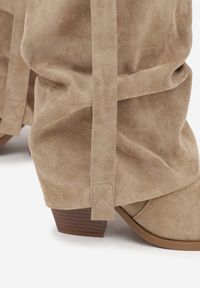 Renee - Ciemnobeżowe Kozaki na Stożku Typu Kowbojki Ozdobione Klamrą i Wywiniętą Cholewką Nalirella. Okazja: na co dzień. Zapięcie: klamry. Kolor: beżowy. Szerokość cholewki: normalna. Wzór: aplikacja. Materiał: skóra, jeans. Obcas: na stożku. Styl: casual, elegancki. Wysokość obcasa: średni #4