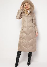 Born2be - Beżowa Pikowana Kurtka Maxi Płaszcz z Ozdobnym Marszczeniem i Futerkiem Estenous. Okazja: na co dzień. Kolor: beżowy. Materiał: futro. Styl: casual, klasyczny #1