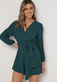 Born2be - Ciemnozielona Kopertowa Sukienka Kombinezon Mini z Falbanką Bomina. Typ kołnierza: kołnierz z falbankami. Kolor: zielony. Materiał: materiał. Typ sukienki: kopertowe. Długość: mini #1