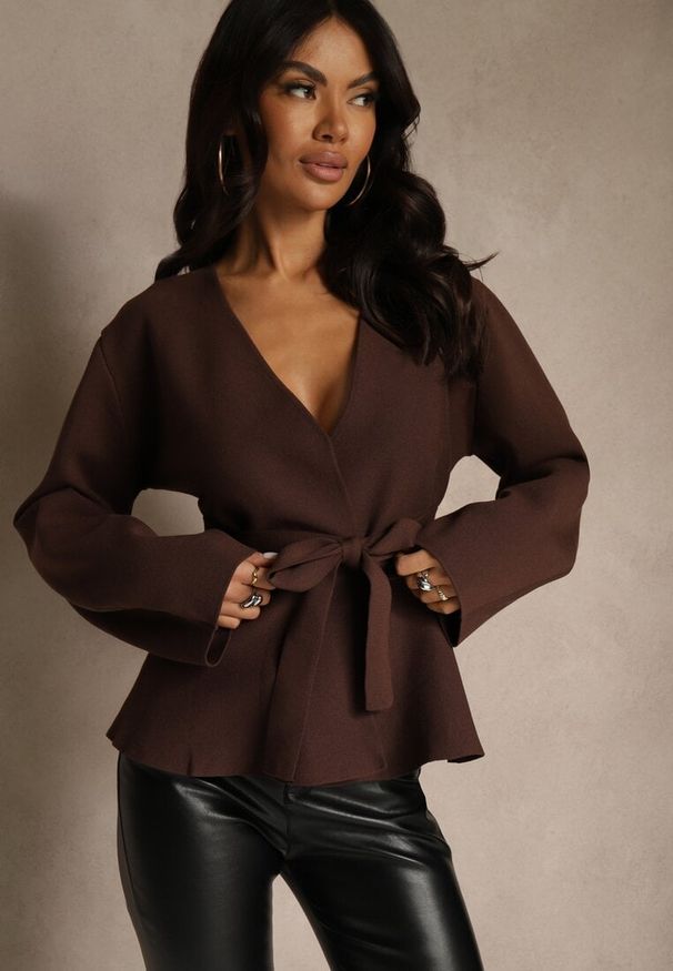 Renee - Brązowy Kardigan z Wiskozą Ozdobiony w Pasie Wiązaniem Tusllima. Okazja: na co dzień. Kolor: brązowy. Materiał: wiskoza. Wzór: aplikacja. Styl: casual