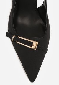 Renee - Czarne Sandały Slingback na Klepsydrowym Obcasie Zdobione Klamerką Skodrifa. Kolor: czarny. Wzór: aplikacja. Obcas: na obcasie. Styl: elegancki. Wysokość obcasa: średni #8