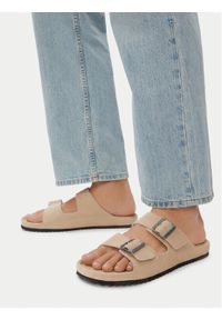 Guess Jeans Klapki EO-KANSAS-01 126AM Beżowy jasny. Kolor: beżowy. Materiał: skóra, zamsz #1