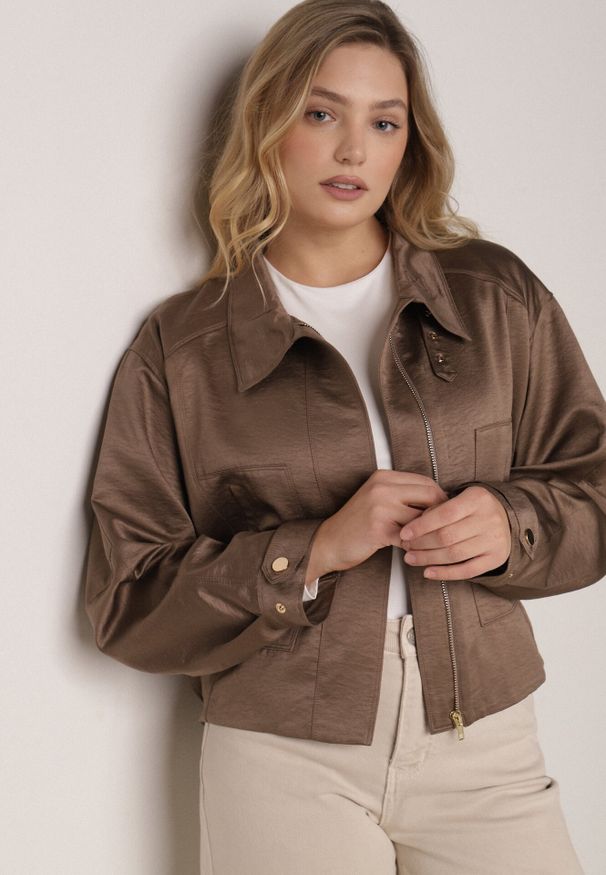 Born2be - Brązowa Kurtka Typu Bomberka Ozdobiona Kołnierzykiem Tellavan. Okazja: na co dzień. Kolor: brązowy. Materiał: poliester, jeans. Wzór: aplikacja. Styl: casual