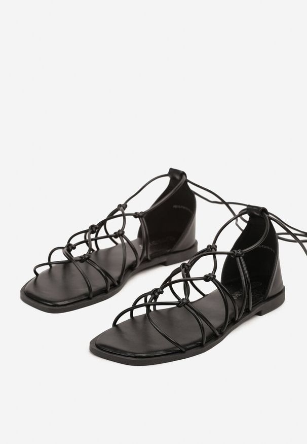 Born2be - Czarne Sandały w Stylu Rzymianek z Ozdobnymi Supełkami Nilarissa. Okazja: na co dzień. Kolor: czarny. Styl: elegancki, casual