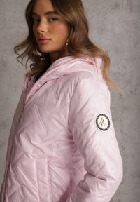 Renee - Różowa Pikowana Kurtka z Nieodpinanym Kapturem z Ozdobną Naszywką Chloreris. Okazja: na co dzień. Kolor: różowy. Materiał: poliester, jeans. Wzór: aplikacja. Sezon: wiosna. Styl: casual #4