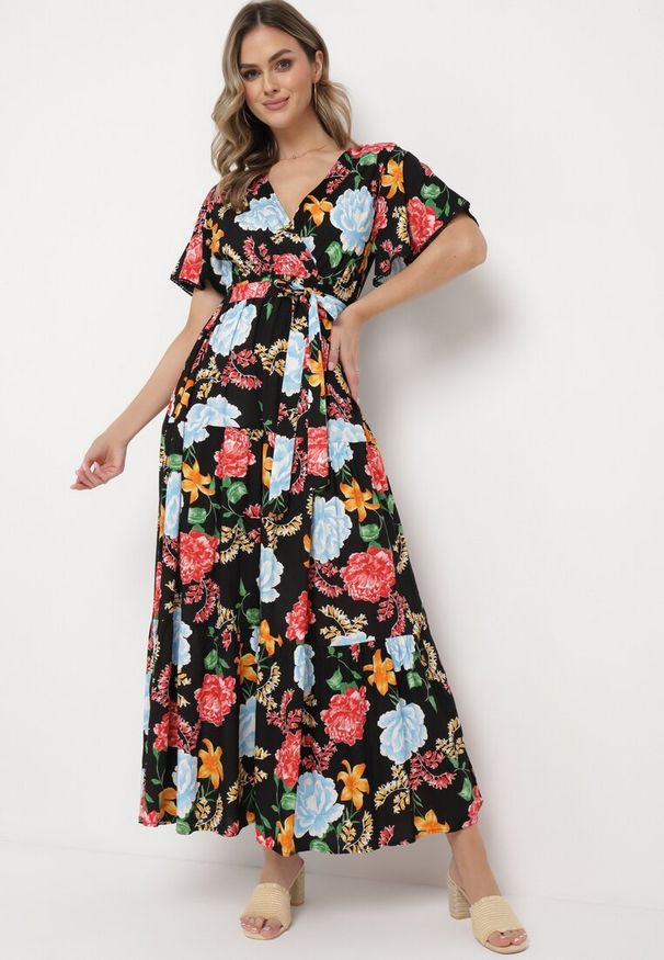 Born2be - Czarno-Niebieska Sukienka Maxi z Gumką w Talii z Szerokimi Rękawami i Kwiatowym Printem Nodriala. Okazja: na imprezę. Kolor: czarny. Wzór: kwiaty, nadruk. Sezon: lato. Długość: maxi