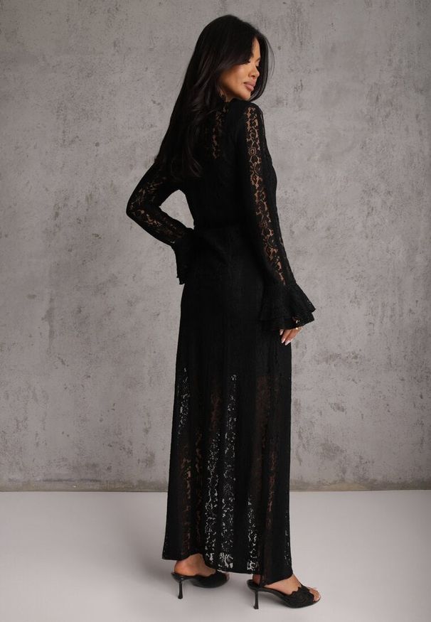 Renee - Czarna Taliowana Sukienka z Koronki Zdobiona Wiązaniem przy Szyi Terienna. Okazja: na imprezę. Kolor: czarny. Materiał: koronka. Długość rękawa: na ramiączkach. Wzór: aplikacja, koronka. Sezon: lato. Typ sukienki: oversize