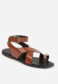 Renee - Brązowe Sandały w Stylu Japonek Ozdobione Metaliczną Aplikacją Carover. Okazja: na co dzień. Zapięcie: pasek. Kolor: brązowy. Wzór: aplikacja. Styl: casual, elegancki #7