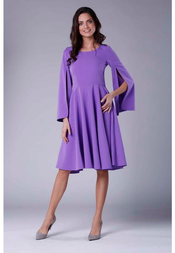Nommo - Fioletowa Sukienka Midi z Wirującym Dołem i Rozciętym Rękawem. Kolor: fioletowy. Materiał: poliester, wiskoza. Długość: midi