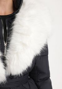 Born2be - Granatowa Pikowana Kurtka z Paskiem w Talii i Odpinanym Futrzanym Kołnierzem Edalithia. Okazja: na co dzień. Kolor: niebieski. Materiał: futro. Sezon: zima. Styl: casual, elegancki #6