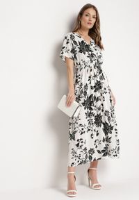 Born2be - Biało-Czarna Sukienka Długa z Kopertową Górą w Kwiatowy Print Solmare. Okazja: na co dzień, na randkę. Kolor: biały. Materiał: jeans. Długość rękawa: krótki rękaw. Wzór: kwiaty, nadruk. Typ sukienki: kopertowe. Styl: klasyczny, casual, elegancki. Długość: maxi #7