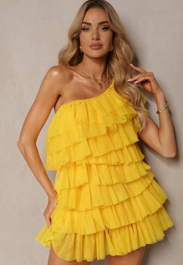 Renee - Żółta Rozkloszowana Sukienka Mini z Falbankami i Asymetrycznymi Ramionami Liurtta. Okazja: na randkę, na imprezę. Typ kołnierza: kołnierz z falbankami. Kolor: żółty. Sezon: lato. Typ sukienki: asymetryczne. Długość: mini