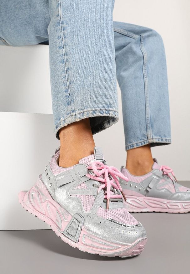 Renee - Różowo-Szare Sneakersy na Tłoczonej Platformie z Metalicznymi Wstawkami Eradira. Okazja: na co dzień. Zapięcie: sznurówki. Kolor: różowy. Materiał: jeans. Obcas: na platformie