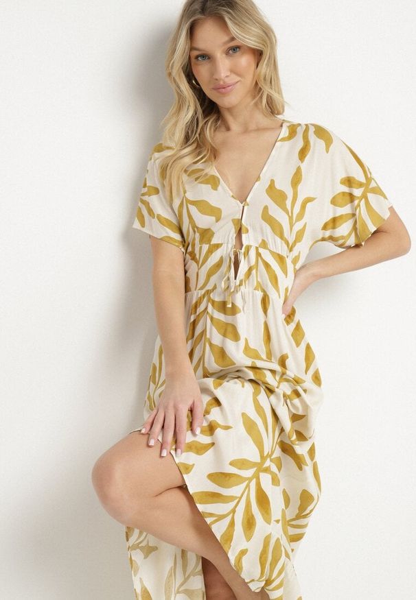 Born2be - Żółta Sukienka z Wiskozy Ozdobiona Liśćmi Erisola. Okazja: na co dzień. Typ kołnierza: dekolt w kształcie V. Kolor: żółty. Materiał: wiskoza. Wzór: aplikacja. Styl: casual, elegancki