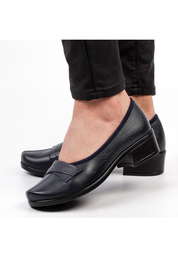 Granatowe Polskie półbuty damskie Gregors 569. Okazja: na co dzień. Kolor: niebieski. Materiał: skóra. Sezon: wiosna, jesień, lato. Styl: casual, elegancki, klasyczny