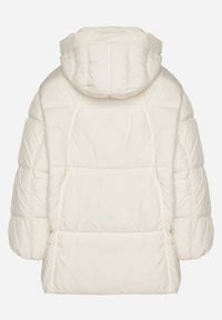 Born2be - Biała Pikowana Kurtka o Kroju Oversize z Kapturem Galandia. Okazja: na spacer, na co dzień. Typ kołnierza: kaptur. Kolor: biały. Materiał: jeans, poliester. Styl: casual, elegancki #4