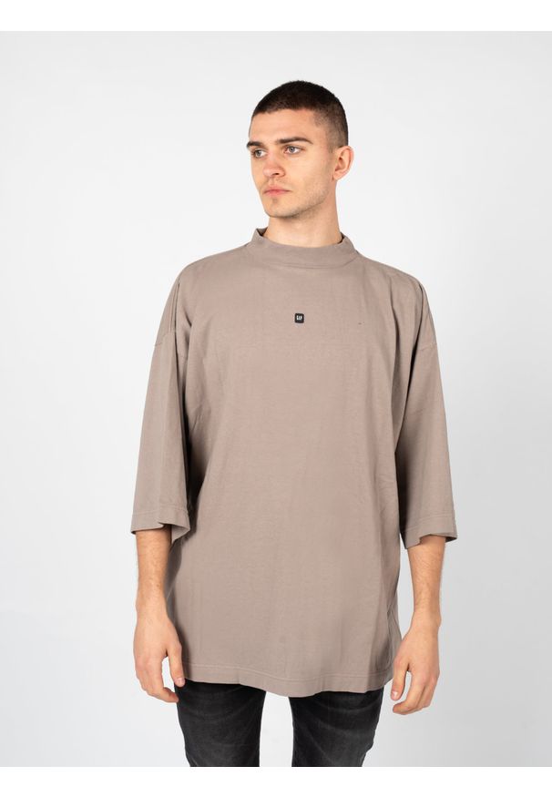 Yeezy Gap Engineered by Balenciaga - Yeezy Gap Engineered By Balenciaga T-Shirt "Logo" | 719614 TMVQ2 | Mężczyzna | Beżowy. Kolor: beżowy. Materiał: bawełna. Wzór: nadruk