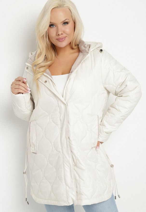 Born2be - Jasnobeżowa Kurtka Pudełkowa z Pikowaniem i Odpinanym Kapturem Annaloria. Okazja: na spacer, na co dzień. Kolekcja: plus size. Kolor: beżowy. Styl: casual