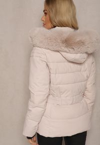 Renee - Jasnobeżowa Kurtka z Pikowaniem Odpinanym Kapturem i Futerkiem z Paskiem Vortinay. Okazja: na co dzień. Kolor: beżowy. Materiał: futro. Styl: elegancki, casual