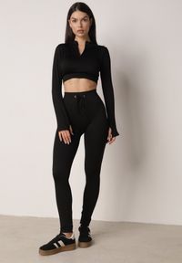 Born2be - Czarny Komplet Sportowy Top z Wycięciem na Kciuk i Spodnie z Wiązaniem Tidrine. Kolor: czarny. Materiał: materiał #1