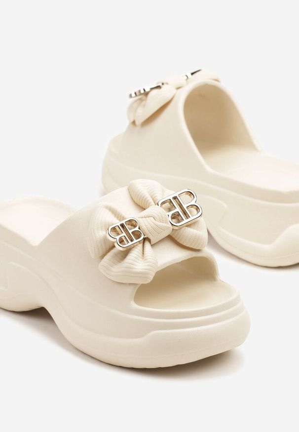 Born2be - Beżowe Wsuwane Klapki z Ozdobną Kokardką Morlia. Okazja: na co dzień. Kolor: beżowy. Materiał: jeans. Sezon: lato. Styl: casual