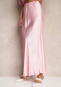 Renee - Różowa Rozkloszowana Spódnica Satynowa z Wiskozy Rihaniel. Okazja: na co dzień. Kolor: różowy. Materiał: satyna, wiskoza. Styl: klasyczny, casual, elegancki