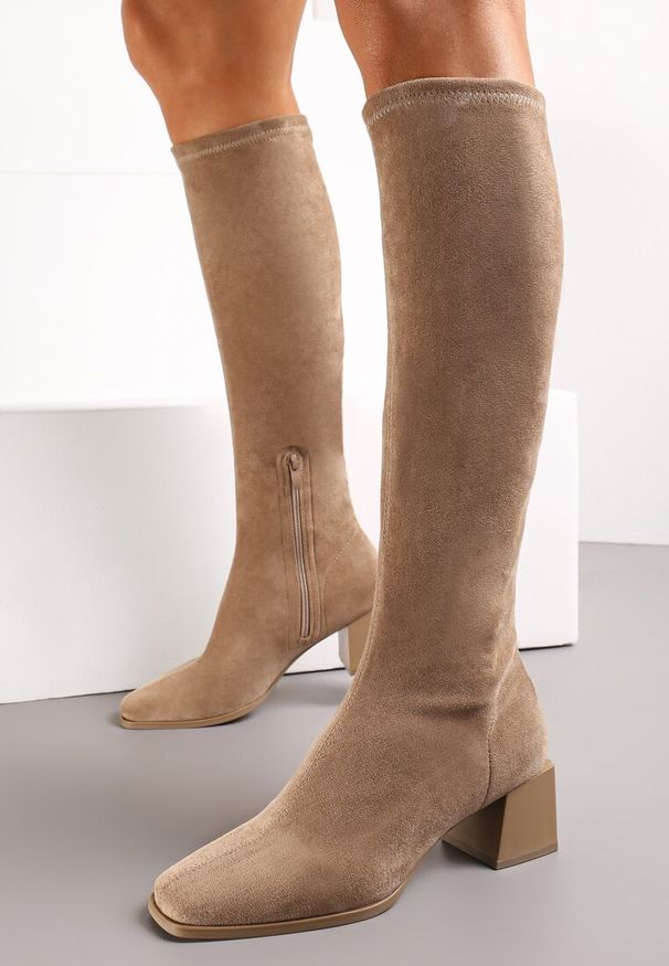 Born2be - Ciemnobeżowe Kozaki na Obcasie Z Dopasowaną Cholewką Haimela. Okazja: do pracy. Zapięcie: zamek. Kolor: beżowy. Materiał: jeans, dzianina. Szerokość cholewki: normalna. Obcas: na obcasie. Styl: elegancki. Wysokość obcasa: średni