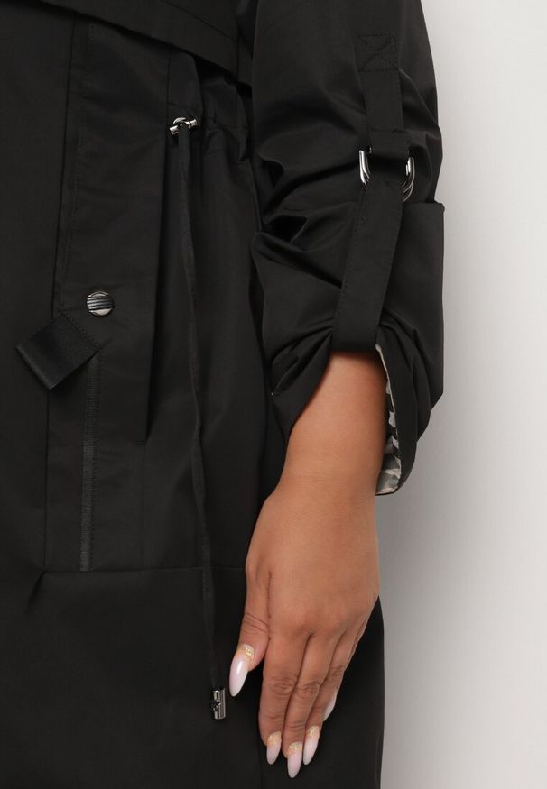 Born2be - Czarna Kurtka Taliowana Daiellea. Okazja: na co dzień, na spacer. Kolekcja: plus size. Kolor: czarny. Materiał: jeans. Styl: casual, elegancki