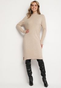 Born2be - Beżowa Sweterkowa Sukienka z Modalem i Wiskozą Ozdobiona Guzikami Hesalttia. Okazja: na co dzień. Kolor: beżowy. Materiał: wiskoza. Długość rękawa: długi rękaw. Wzór: aplikacja. Typ sukienki: proste. Styl: elegancki, casual