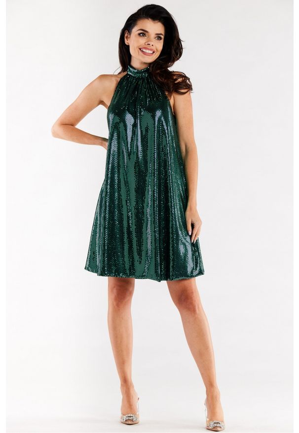 Sukienki.shop - Sukienka trapezowa z dekoltem halter neck błyszcząca zielona. Okazja: na imprezę, na wesele, na randkę, na ślub cywilny. Typ kołnierza: dekolt halter. Kolor: zielony. Typ sukienki: trapezowe. Styl: wizytowy
