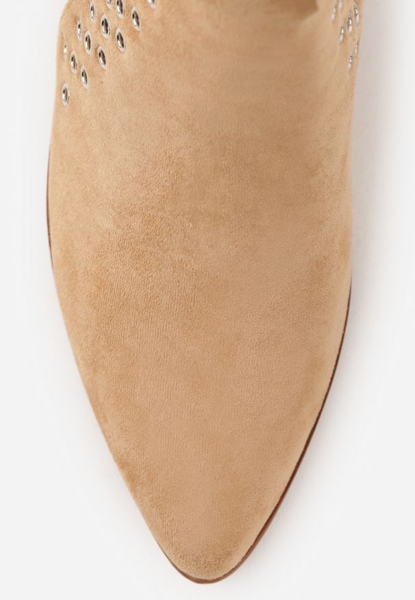 Renee - Ciemnobeżowe Botki Vices na Słupku w Stylu Kowbojek z Metalicznymi Aplikacjami i Wycięciami Virori. Zapięcie: sprzączka. Kolor: beżowy. Materiał: jeans, zamsz. Wzór: aplikacja. Obcas: na słupku