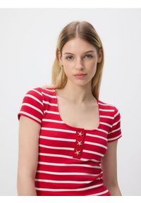 Reserved - T-shirt z ozdobnymi guzikami - wielobarwny. Materiał: bawełna, dzianina