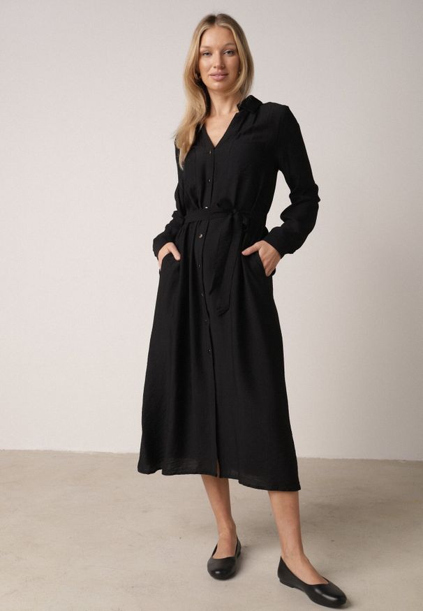 Born2be - Czarna Sukienka Koszulowa z Wiskozą z Wiązanym Paskiem Lustilla. Okazja: na co dzień. Kolor: czarny. Materiał: wiskoza. Typ sukienki: koszulowe. Styl: casual, elegancki, klasyczny