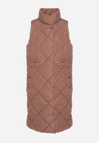 Born2be - Ciemnobrązowa Pikowana Kamizelka o Długim Kroju ze Stójką i Kieszeniami Avatheia. Okazja: na co dzień. Typ kołnierza: kołnierzyk stójkowy. Kolor: brązowy. Materiał: jeans. Długość: długie. Wzór: aplikacja. Styl: klasyczny, casual, elegancki #4