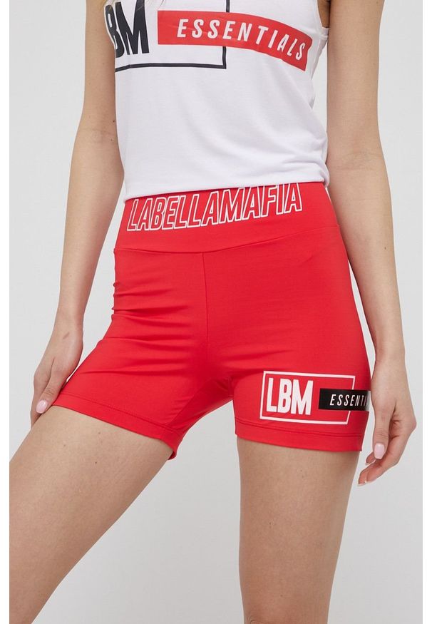 LABELLAMAFIA - LaBellaMafia szorty treningowe Essentials damskie kolor czerwony z nadrukiem high waist. Stan: podwyższony. Kolor: czerwony. Materiał: dzianina. Wzór: nadruk