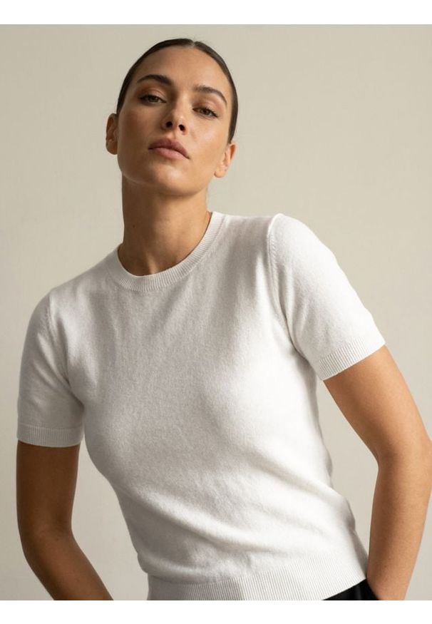 Sinsay - Sweter z krótkim rękawem - biały. Kolor: biały. Długość rękawa: krótki rękaw. Długość: krótkie