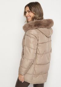 Born2be - Beżowa Pikowana Kurtka o Pudełkowym Kroju z Kapturem z Futerkiem Rearria. Okazja: na co dzień. Typ kołnierza: kaptur. Kolor: beżowy. Materiał: futro. Sezon: zima. Styl: casual, klasyczny #7
