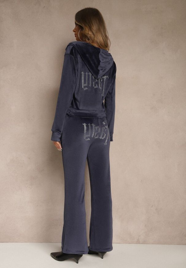 Renee - Granatowy Welurowy Komplet Dresowy Bluza i Spodnie ze Zdobieniem z Cyrkonii Velea. Kolor: niebieski. Materiał: welur, dresówka. Wzór: aplikacja. Sport: turystyka piesza