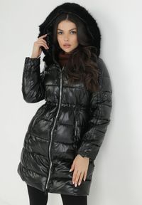 Born2be - Czarna Kurtka Pikowana z Futrzanym Kapturem Ficy. Kolor: czarny. Materiał: futro. Długość: długie. Wzór: aplikacja #4
