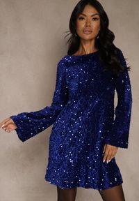 Renee - Niebieska Sukienka z Odkrytymi Plecami z Kokardą Zdobiona Cekinami Carilyera. Okazja: na imprezę. Typ kołnierza: kokarda. Kolor: niebieski. Materiał: wiskoza, elastan. Wzór: aplikacja. Styl: wizytowy, klasyczny #5