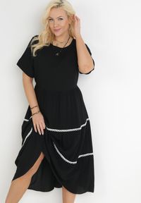 Born2be - Czarna Rozkloszowana Sukienka Maxi Wiązana z Tyłu Zathia. Kolor: czarny. Materiał: materiał. Wzór: ażurowy. Długość: maxi #4