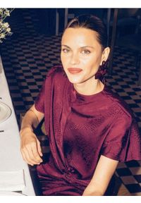 Reserved - Sukienka w zwierzęcy wzór - bordowy. Kolor: czerwony. Materiał: tkanina. Wzór: motyw zwierzęcy. Typ sukienki: proste #1