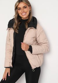 Born2be - Jasnobeżowa Dwustronna Kurtka Pikowana Ozdobiona Sznurkami Mivvena. Okazja: na co dzień. Kolor: beżowy. Materiał: jeans. Długość rękawa: długi rękaw. Długość: długie. Wzór: aplikacja. Styl: elegancki, casual