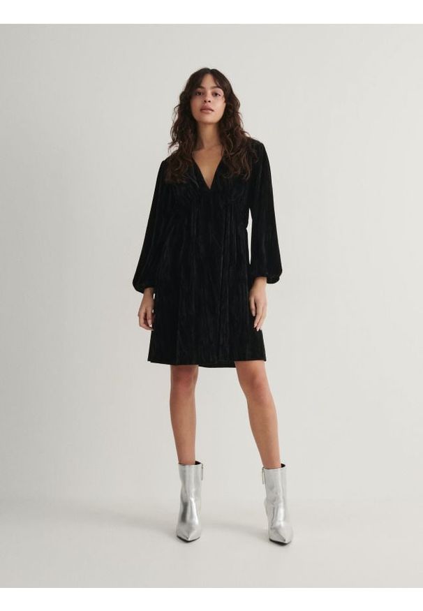 Reserved - Welwetowa sukienka mini - czarny. Kolor: czarny. Materiał: tkanina. Wzór: gładki. Długość: mini