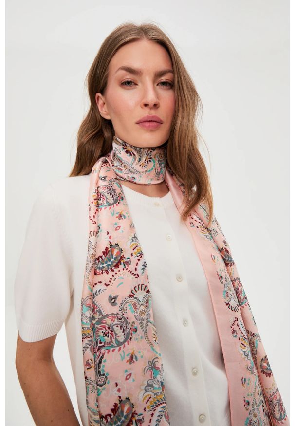 MOODO - Szal w wzorem różowy. Kolor: różowy. Materiał: poliester