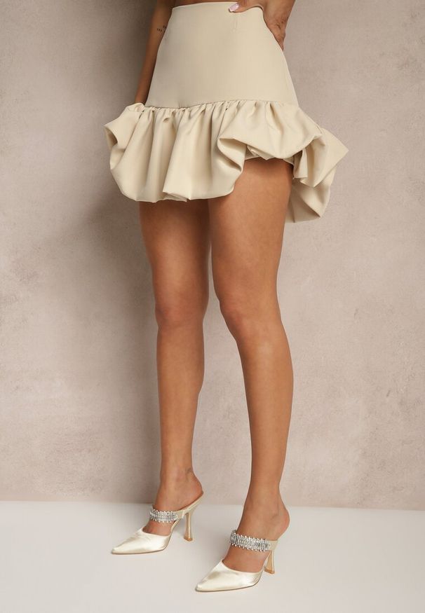 Renee - Beżowy Komplet w Garniturowym Stylu z Falbanami Marynarka i Spódnico-Szorty Volene. Kolor: beżowy