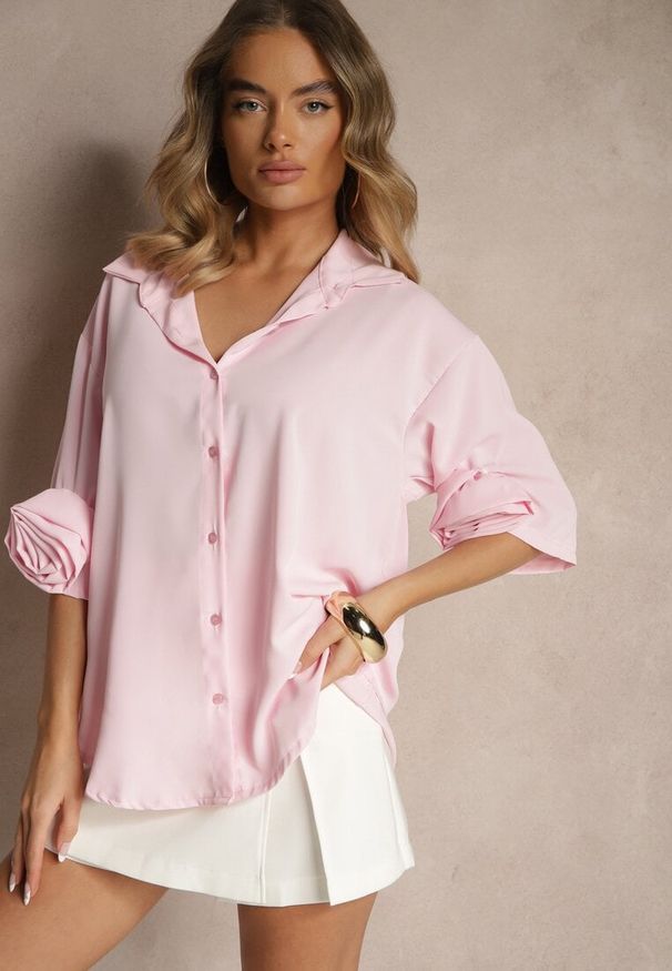 Renee - Różowa Koszula Ozdobiona Kwiatami 3DTenisela. Okazja: na co dzień. Typ kołnierza: kołnierzyk klasyczny. Kolor: różowy. Materiał: jeans. Wzór: aplikacja, kwiaty. Styl: klasyczny, casual