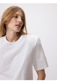 Reserved - T-shirt z poduszkami na ramionach - biały. Kolor: biały. Materiał: dzianina, bawełna #1